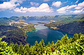 Azzorre, Isola di San Miguel - Escursione a Sete Cidades.  Lungo il sentiero che percorre la cresta della Caldeira das Sete Cidades. Il punto panoramico Vista do Rei. 